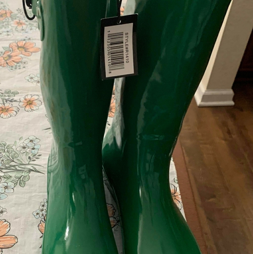 Sassy Green Star bay rainboots sz. 10 womens